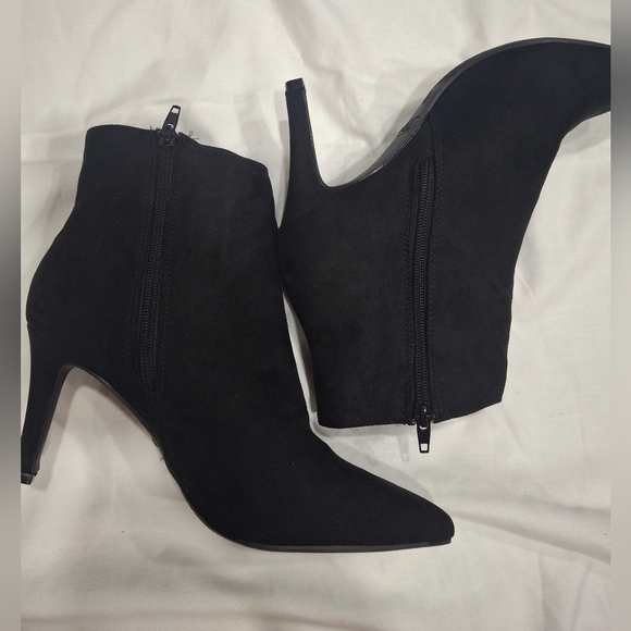 Rouge Helium Shoes - Rouge Helium Black Heeled Boots.Size 9